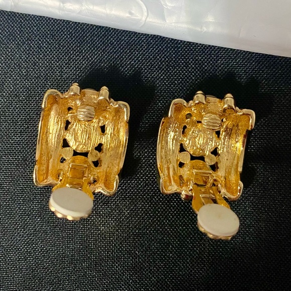 Joan Rivers faux blue and white cabachons clip on earrings - Picture 6 of 8